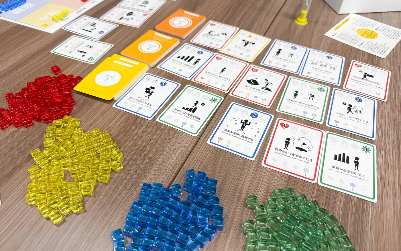 目標管理ボードゲームのカードとコマを並べたプレイ中の様子