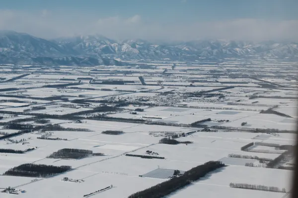 北海道の雪原と山並み
